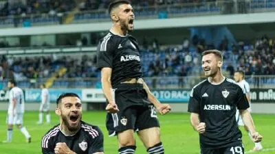 “Qarabağ” azarkeşləri meydana məşəl atdılar