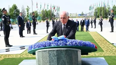 Əsədov Daşkənddə Müstəqillik abidəsini ziyarət etdi - Foto