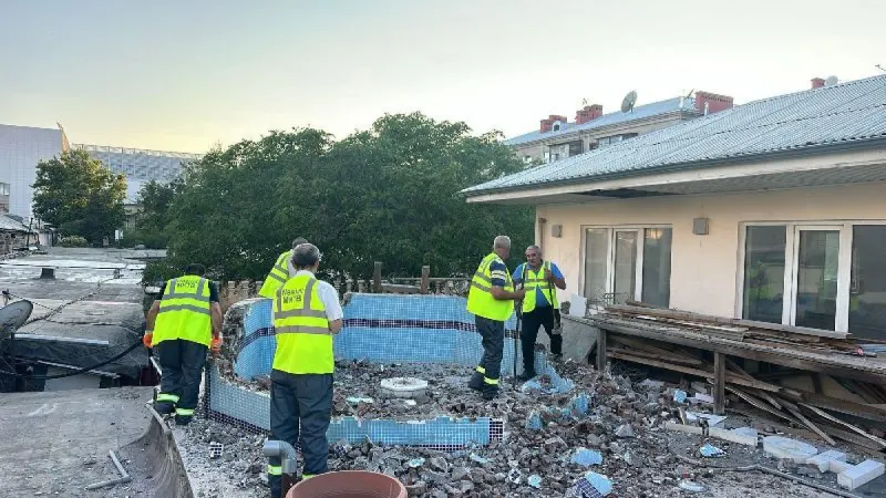 Bakıda binanın damında qanunsuz inşa olunan hovuz sökülüb - FOTO