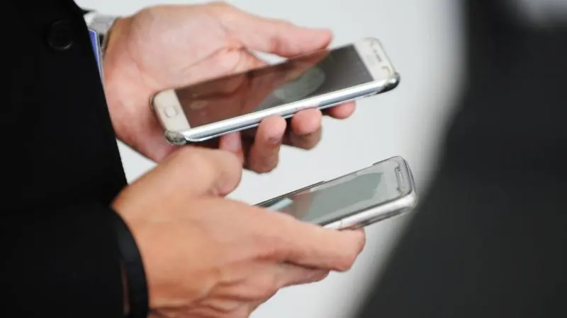 Alimlər köhnə telefonlardan qızıl çıxarmağın yolunu tapıblar