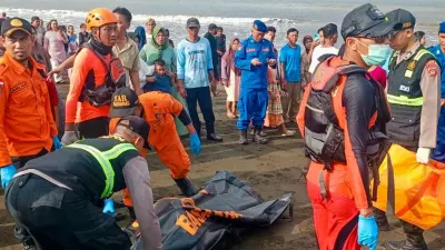 İndoneziyada bərə batıb: 38 nəfər itkin düşüb