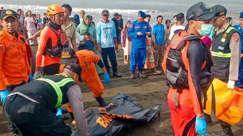 İndoneziyada bərə batıb: 38 nəfər itkin düşüb