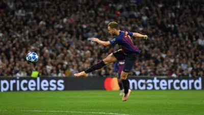 Məşhur futbolçu karyerasını bitirdi