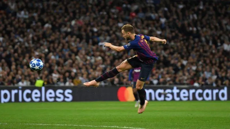 Məşhur futbolçu karyerasını bitirdi