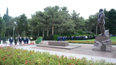 XİN rəhbərliyi Fəxri və Şəhidlər xiyabanlarını ziyarət edib