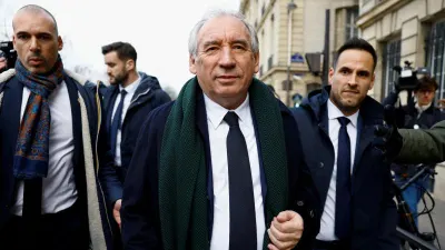 Fransa borcla mübarizə üçün iki tətili ləğv etməyi planlaşdırır
