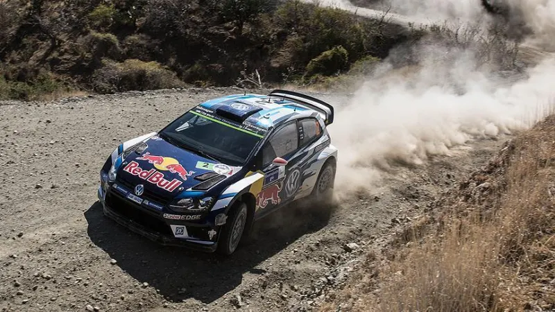 Ralli yarışında maşın tamaşaçılara çırpıldı