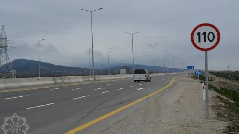 Bu yolda hərəkət mərhələli şəkildə məhdudlaşdırılır