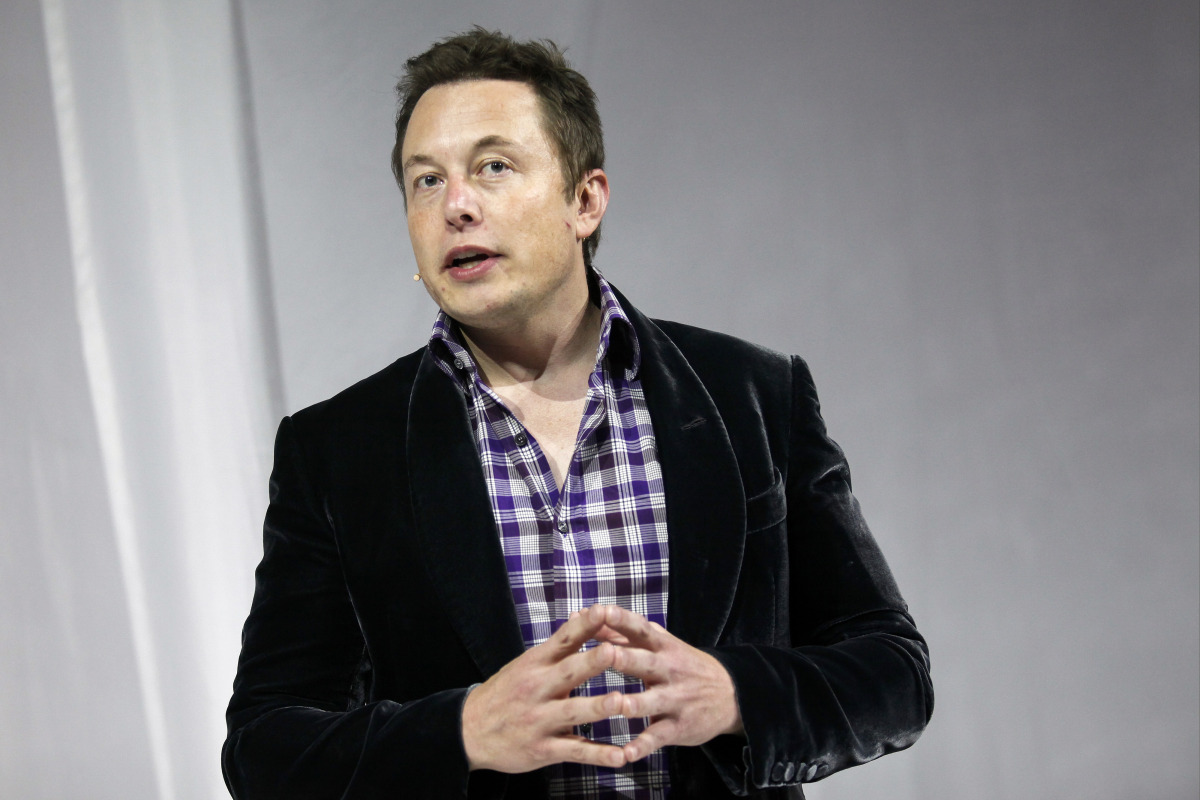 Elon Musk, chief executive officer of Space Exploration Technologies Corp. (SpaceX), speaks before the unveiling of the Manned Dragon V2 Space Taxi in Hawthorne, California, U.S., on Thursday, May 29, 2014. The Dragon V2 manned space taxi, an upgraded version of the unmanned spacecraft Dragon, will be capable of sending a mix of cargo and up to seven crew members to the International Space Station. Photographer: Patrick T. Fallon/Bloomberg via Getty Images