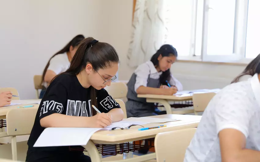 Bu gün 54 mindən çox abituriyent imtahan verdi