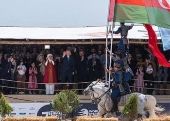 Ərdoğan Qarabağ atlarının şousunu ayaqüstdə alqışladı