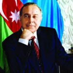 image-18dfb28daf-heyder-eliyev-medeni-irsimizin-kesiyinde