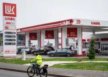 “Lukoyl” öz aktivlərini vahid paket şəklində satmağa çalışır
