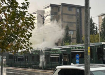 Türkiyədə sərnişinləri daşıyan tramvaya ildırım düşüb