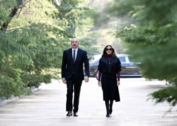 Prezident və birinci xanım Ulu Öndər Heydər Əliyevin məzarını ziyarət ediblər – FOTO