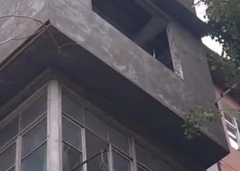 Bakıda yaşayış binasında partlayış olub, xəsarət alan var