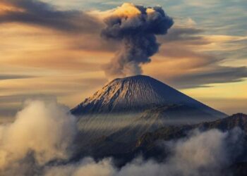İndoneziyada Semeru dağı 5,7 kilometr hündürlüyə kül püskürüb