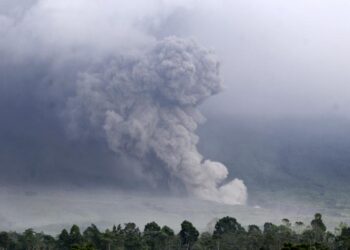 İndoneziyada Semeru vulkanı püskürərək 4,7 kilometr hündürlüyə kül saçıb