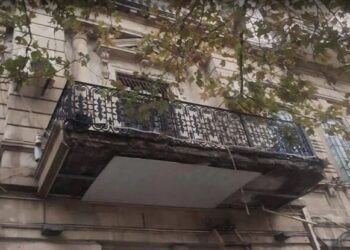 Bakıda tarixi binanın eyvanı niyə uçub? – Rəsmi