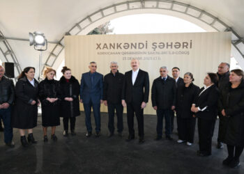 Prezident İlham Əliyev Kərkicahan qəsəbəsində buraya köçən sakinlərlə görüşüb