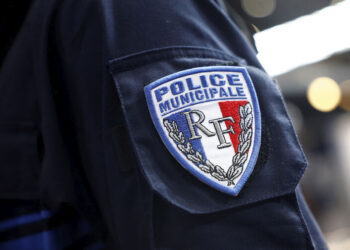 Parisdə 30 nəfərin hücumu nəticəsində beş polis əməkdaşı yaralanıb