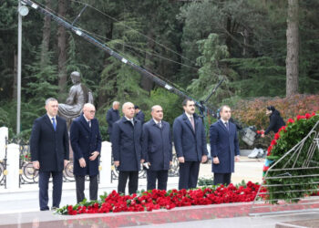 Elm və Təhsil Nazirliyinin kollektivi Fəxri xiyabanda Ulu öndərin məzarını ziyarət edib