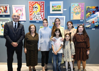 Arzu Əliyeva və Alena Əliyeva “Rənglərdə yaşanan 10 il” mövzusunda keçirilən sərgidə iştirak ediblər