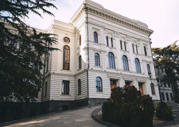 Gürcüstanda ali məktəblərdə təhsil müddəti qısaldılıb