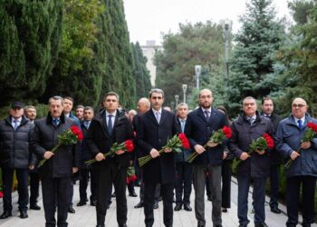 ADY kollektivi Ümummilli Lider Heydər Əliyevin məzarını ziyarət edib – FOTO