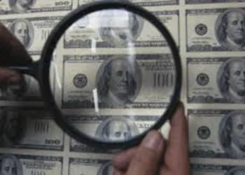 Bakıda işlədiyi evdə oğurladığı dollarların yerinə saxtalarını qoyan usta saxlanılıb