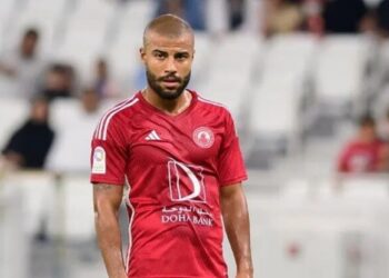 Məşhur futbolçu karyerasını bitirdi