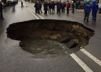 Xırdalanda yol çökdü, yük maşını batdı