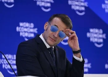 Tramp Makronun günəş eynəyi ilə məzələnib
