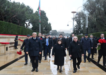 Dövlət və hökumət rəsmiləri Şəhidlər xiyabanını ziyarət edib – FOTO