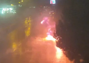 Yasamal rayonunda avtomobil yanıb, nəqliyyatın hərəkətində sıxlıq yaranıb