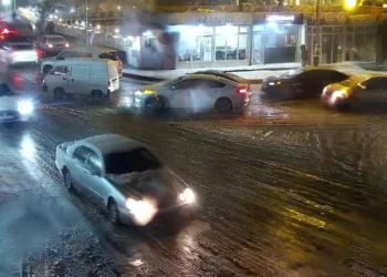 Bakıda qarlı hava səbəbindən bəzi küçələrdə nəqliyyatın hərəkəti çətinləşib