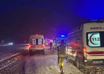 Türkiyədə sərnişin avtobusu TIR-a çırpılıb, 13 nəfər yaralanıb