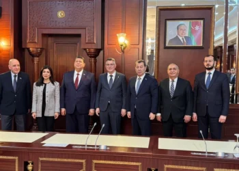 İsrailin xarici işlər naziri Milli Məclisin deputatları ilə görüşüb
