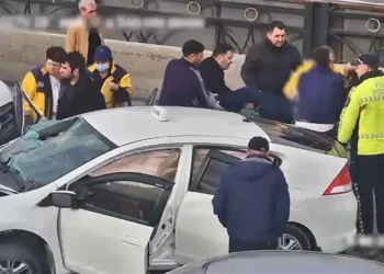 Bakıda taksi körpünün üzərində olan beton arakəsməyə çırpılıb, xəsarət alanlar var