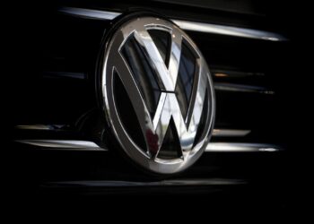 Volkswagen 44 min avtomobilini batareya yanma riski səbəbindən geri çağırır