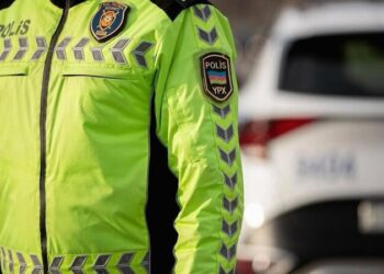 Yol polisi arxa duman fənərlərindən istifadə edən sürücünü saxladı – VİDEO