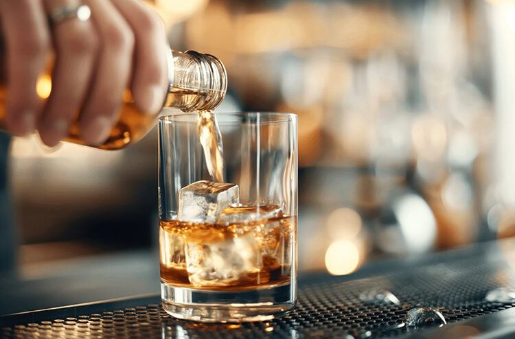 Whiskey is poured into a glass with ice. Alcohol consumption can be harmful to health. S. Kotenev/Created by AI/TASS

Наполнение стеклянного стакана со льдом виски. Употребление алкоголя может вредить здоровью. Сергей Котенев/Создано ИИ/ТАСС