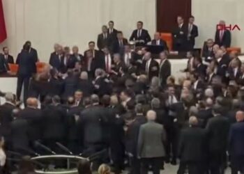 Türkiyəli millət vəkilləri andiçmə mərasimində dalaşıblar