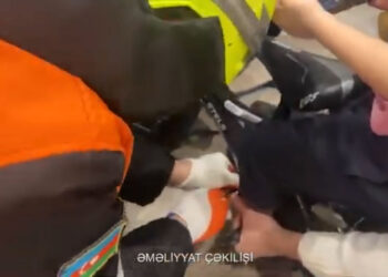 Ayağı velosipedin pedalına sıxışan 4 yaşlı uşağa köməklik göstərilib – VİDEO