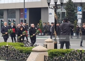 Dövlət və hökumət rəsmiləri Bakıdakı Xocalı soyqırımı abidəsini ziyarət ediblər