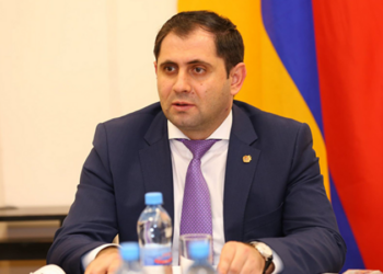 Ermənistan müdafiə naziri İrana səfər etdi