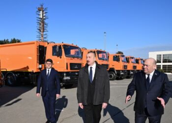 Prezident İlham Əliyev Bakıda məişət tullantıları daşıyan texnikalarla tanış olub