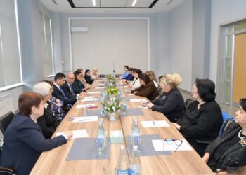 Emin Əmrullayev təqaüddə olan qabaqcıl qadın təhsil işçiləri ilə görüş keçirib