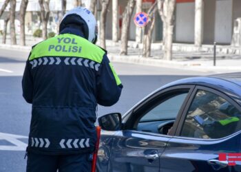 Yol polisi həftəsonu səfərə çıxan sürücülərə müraciət edib