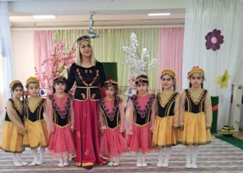 Müəllimədən fərqli addım: “Bahar qızı” olub uşaqları sevindirdi